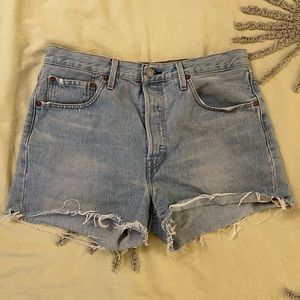 High waisted Levi’s 501 original jean shorts. button closure. Size: W30